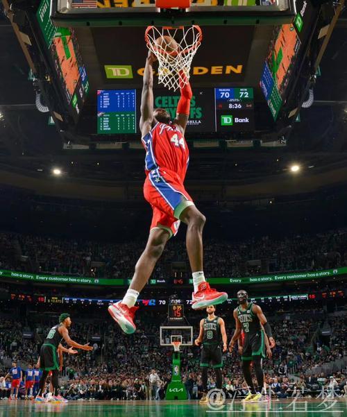 里德强突内线 转身勾手精准命中 里德强突内线 转身勾手精准命中